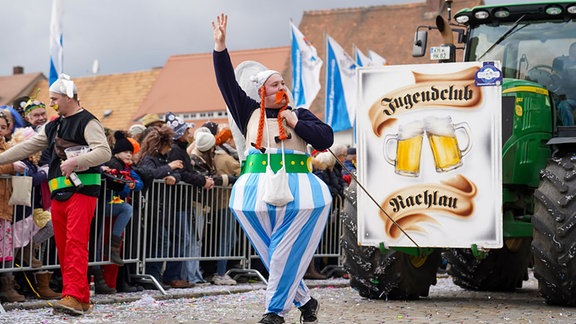 Bunte Kostüme bei einem Karnevalsumzug in Wittichenau