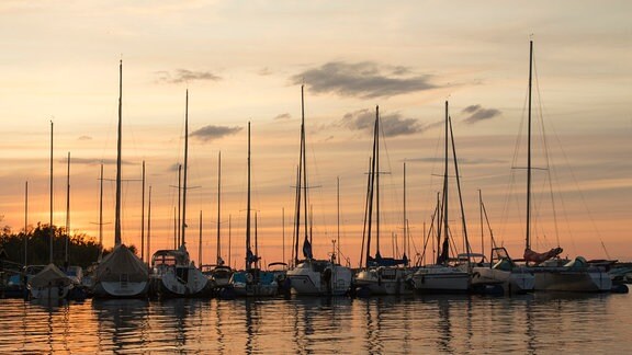 Die Marina im Geierswalder See bei Sonnenuntergang