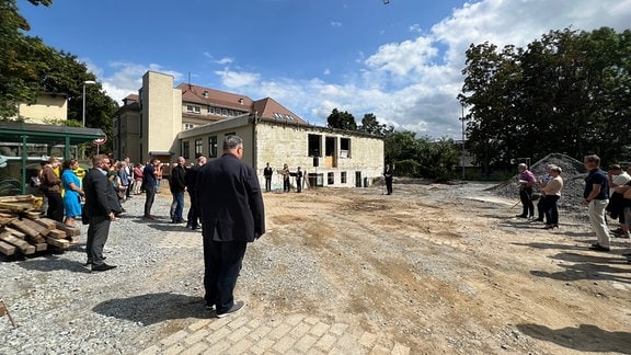 Mehrere Menschen auf einer Baustelle