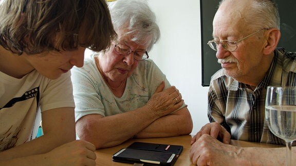 Schüler helfen Senioren bei Fragen rund ums Smartphone.