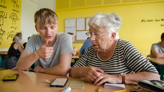 Schüler helfen Senioren bei Fragen rund ums Smartphone.