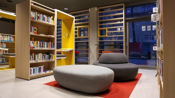 Jugendsitze in einer Bibliothek