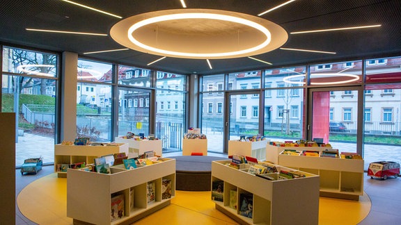Kindersonne in einer Bibliothek