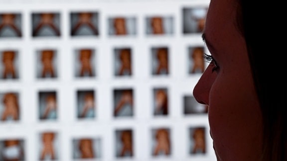 Staatsanwältin Julia Bussweiler, Bereich Kinderpornographie und sexueller Missbrauch von Kindern, sitzt in ihrem Büro in der Zentralstelle zur Bekämpfung der Internet- und Computerkriminalität (ZIT) vor einem Monitor mit Fotos. 
