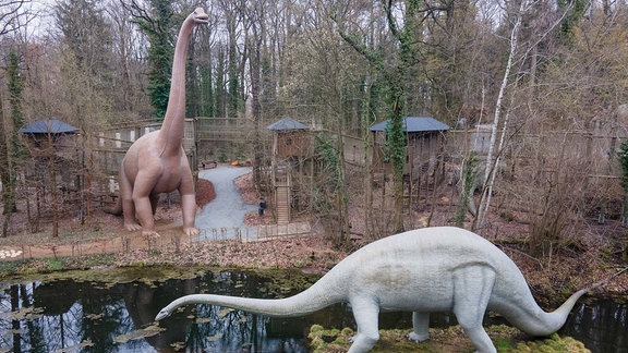 Zwei lebensgroße Dinosaurier-Modelle stehen im Saurierpark Kleinwelka