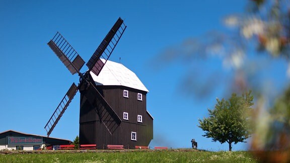 Die Bockwindmühle steht am Dienstag (28.06.2011) auf einem Hügel in Kottmarsdorf in der Oberlausitz. 