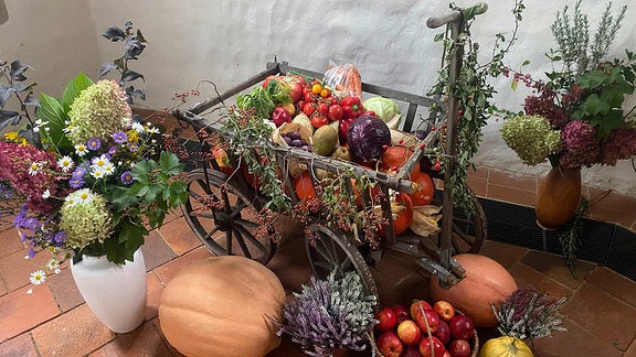 Holzwagen, Blumen, Obst, Gemüse