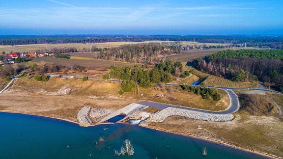 Flutung des Sedlitzer Sees im Lausitzer Seenland, Einlaufbauwerk bei Lieske.