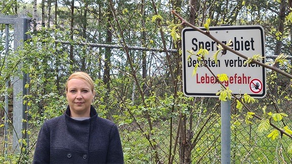 Anwohner und Bündnisgrüne Susann Kolba vor Sperrschild.