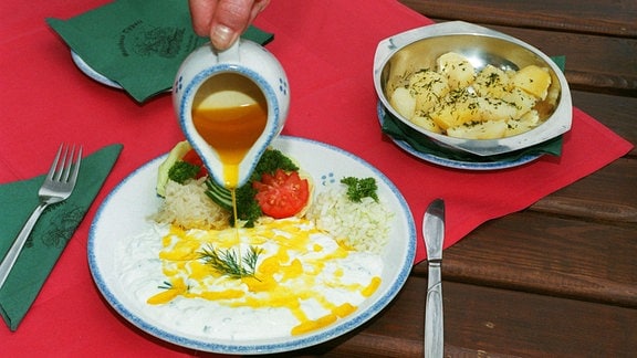Essen im Spreewald - an Quark mit Leinöl und Kartoffeln kommt niemand vorbei, zählt es das Gericht doch zu den regional typischen Spezialitäten.