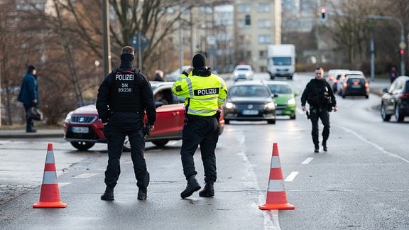 Polizisten sperren nach einer Bombendrohung den Gesundbrunnenring in Bautzen ab