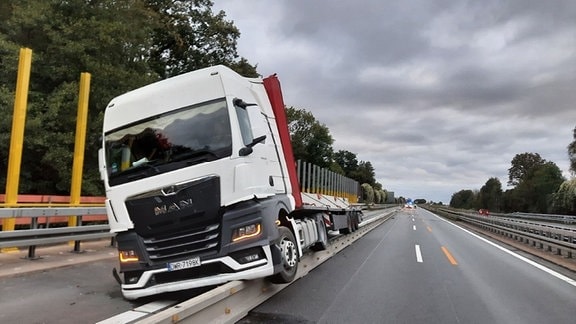 Ein Lkw war am Mittwoch im Baustellenbereich zwischen den Abfahrten Bautzen-Ost und Bautzen-West in Richtung Dresden verunglückt.