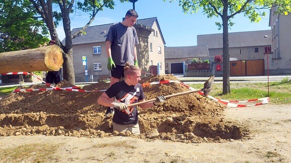 Ein Maibaum wird aufgestellt: eine Grube wird ausgehoben