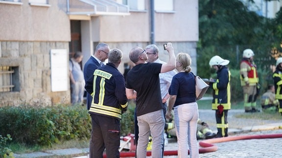 Bautzens Oberbürgermeister war unter anderem vor Ort, um sich einen Überblick vom Ausmaß des Feuers zu verschaffen.