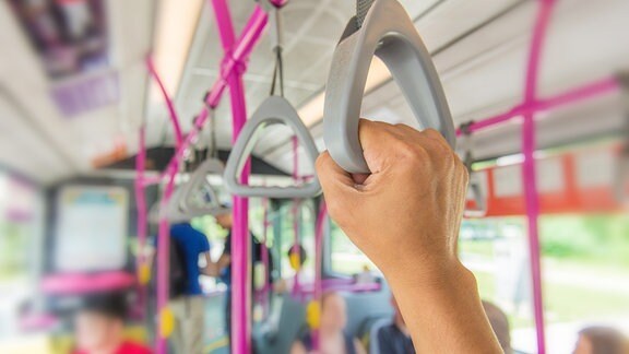 Haltegriffe für stehende Passagiere in einem Bus