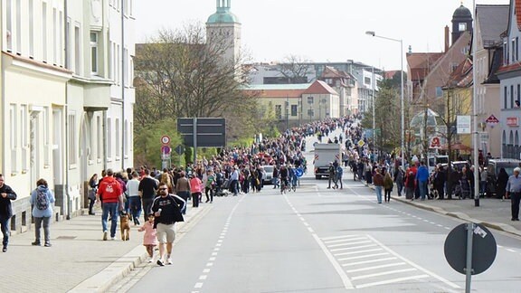 Viele Menschen stehen auf der Straße 