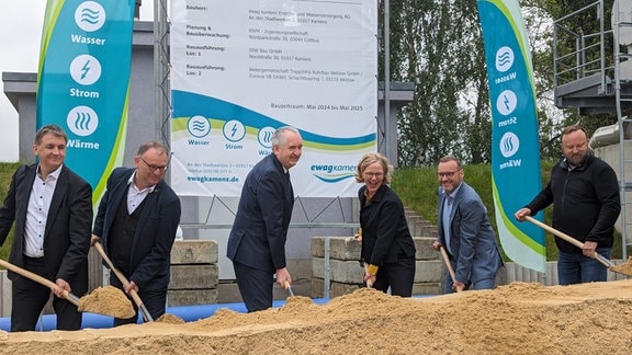 Staatsminister Thomas Schmidt (dritter von links) und der Vorstandsvorsitzende der ewag Torsten Pfuhl (zweiter von rechts) beim ersten Spatenstich für die neue Trinkwasserleitung zwischen Kamenz-Jesau und Milstrich.