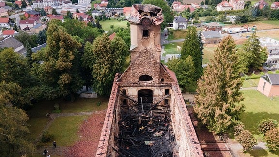 Die Ruine der evangelischen Stadtkirche in Großröhrsdorf nach einem Großbrand (Luftaufnahme mit einer Drohne)