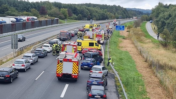 Rettungsfahrzeuge befinden sich an der Unfallstelle auf der Autobahn.