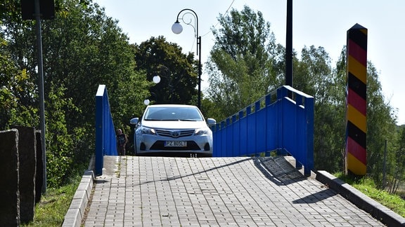 Polnischer PKW fährt über die Fußgängerbrücke in Deschka