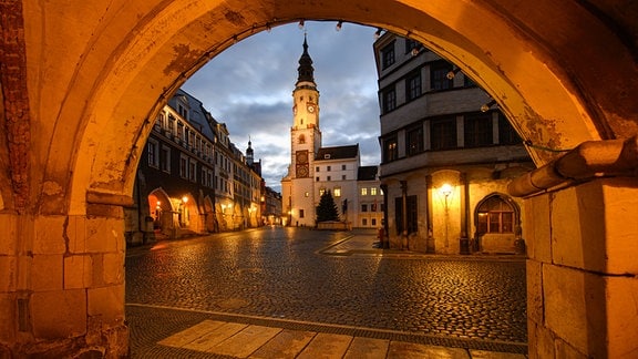 Blick am Abend auf den menschenleeren Untermarkt mit dem Alten Rathaus in der Altstadt. 