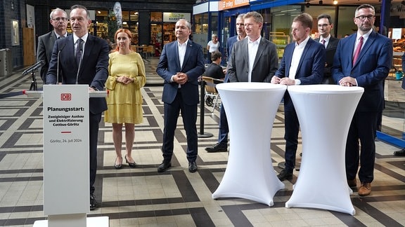 Volker Wissing hält im Görlitzer Bahnhof eine Rede