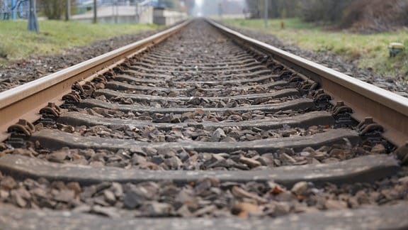 Blick auf die Bahngleise am Bahnhof Aukrug