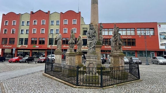 Blick auf die Pestsäule in der Mitte des Marktplatzes von Rumburk in Tschechien.