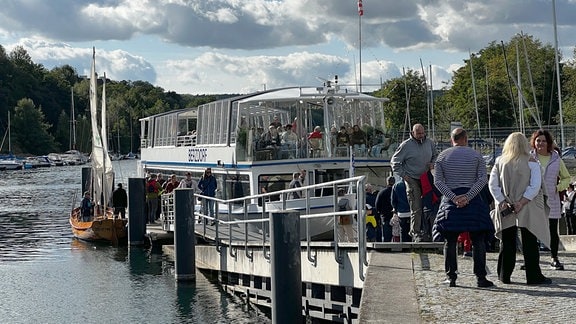 Ein Schiff steht am Hafen.