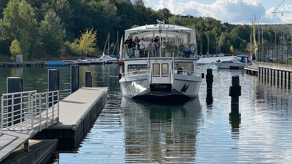 Ein Schiff fährt in einen Hafen ein.