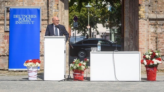 Dieter Bingen (Direktor des Deutschen Polen-Instituts) während der Gedenkveranstaltung auf der Rückseite des Anhalter Bahnhofs zu sehen. 