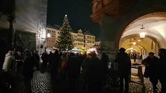 Menschen und Weihnachtsbaum auf Christkindelmarkt