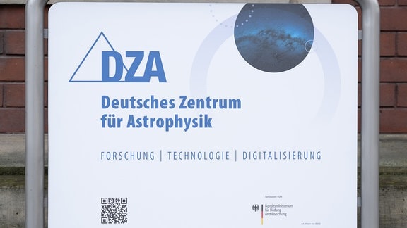 Ein Schild mit der Aufschrift "DZA Deutsches Zentrum für Astrophysik" vor dem Interimsstandort des Deutschen Zentrum für Astrophysik