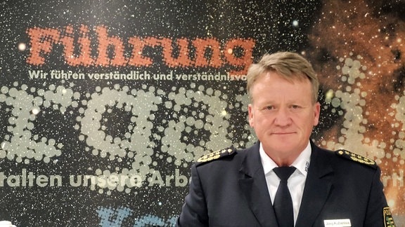 Landespolizeipräsident Jörg Kubiessa steht im Foyer der Polizeihochschule von Rothenburg.