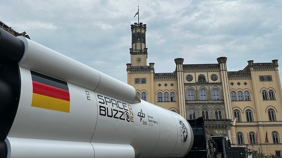 Ein Spaceshuttle steht vor dem Zittauer Rathaus