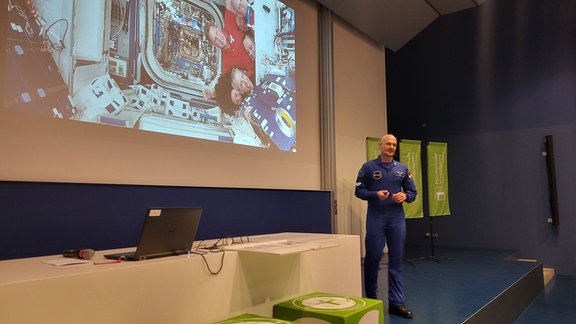 Astronaut Alexander Gerst gibt einen Vortrag.