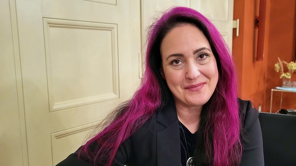 Eine Frau mit violettem Haar