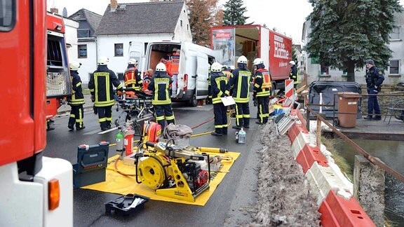 Viele Feuerwehrkräfte bei einem Verkehrsunfall