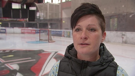 Die Jonsdorfer Bürgermeisterin Kati Wenzel steht in der Eishalle.