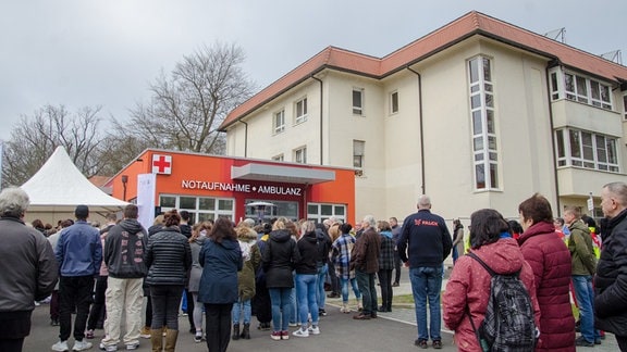 Menschen haben sich bei der feierlichen Einweihung vor der neuen Notaufnahme des Emmaus Krankenhaus in Niesky versammelt.