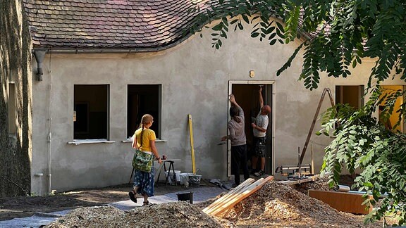 Menschen renovieren ein Haus