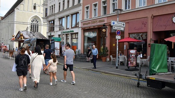 Obermarkt mit Fußgängern