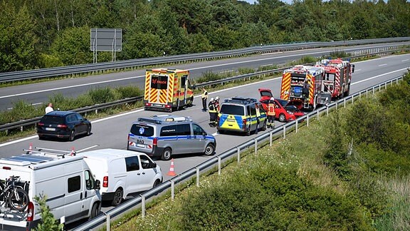 Polizei und Rettungskräfte auf der A4