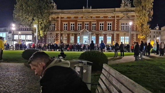 Eine Menschenmenge am Abend vor der Görlitzer Post
