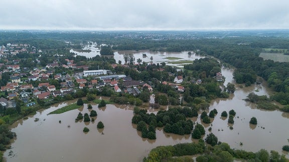 Blick auf den südlichen Görlitzer Stadtteil Weinhübel und die über die Ufer getretene Neiße.