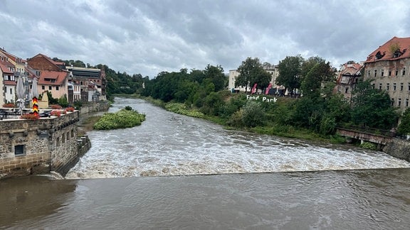 Ein Fluss fließt durch eine Stadt.