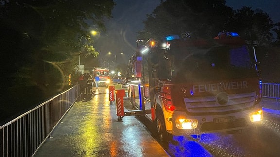 Ein Feuerwehrauto bei Nacht.