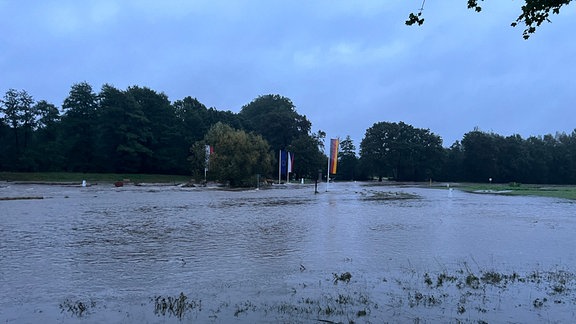 Die Neiße tritt in Zittau über die Ufer.