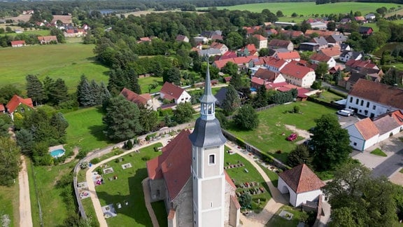 Lukas Klose aus Görlitz sammelt in Ostsachsen Glockentöne für die Nachwelt und eine Sounkarte im Internet, darunter in der Kirche in Diehsa von Pfarrer Andreas Fünfstück.