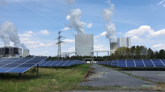 Solarpark vor dem Kraftwerk Boxberg 